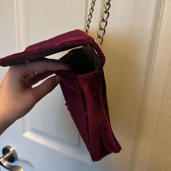 Faux velvet purse with chain strap - Picture 4 of 4
